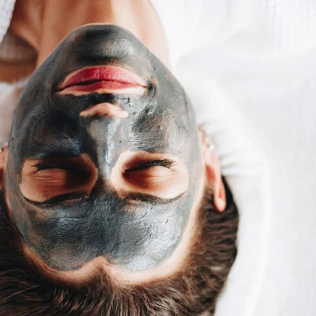 Whitening treatment with the use of laser & carbon mask